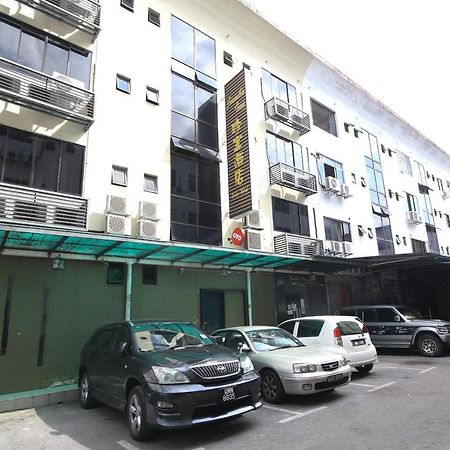 Oyo 90136 Jumbo Inn Кучинг Екстериор снимка