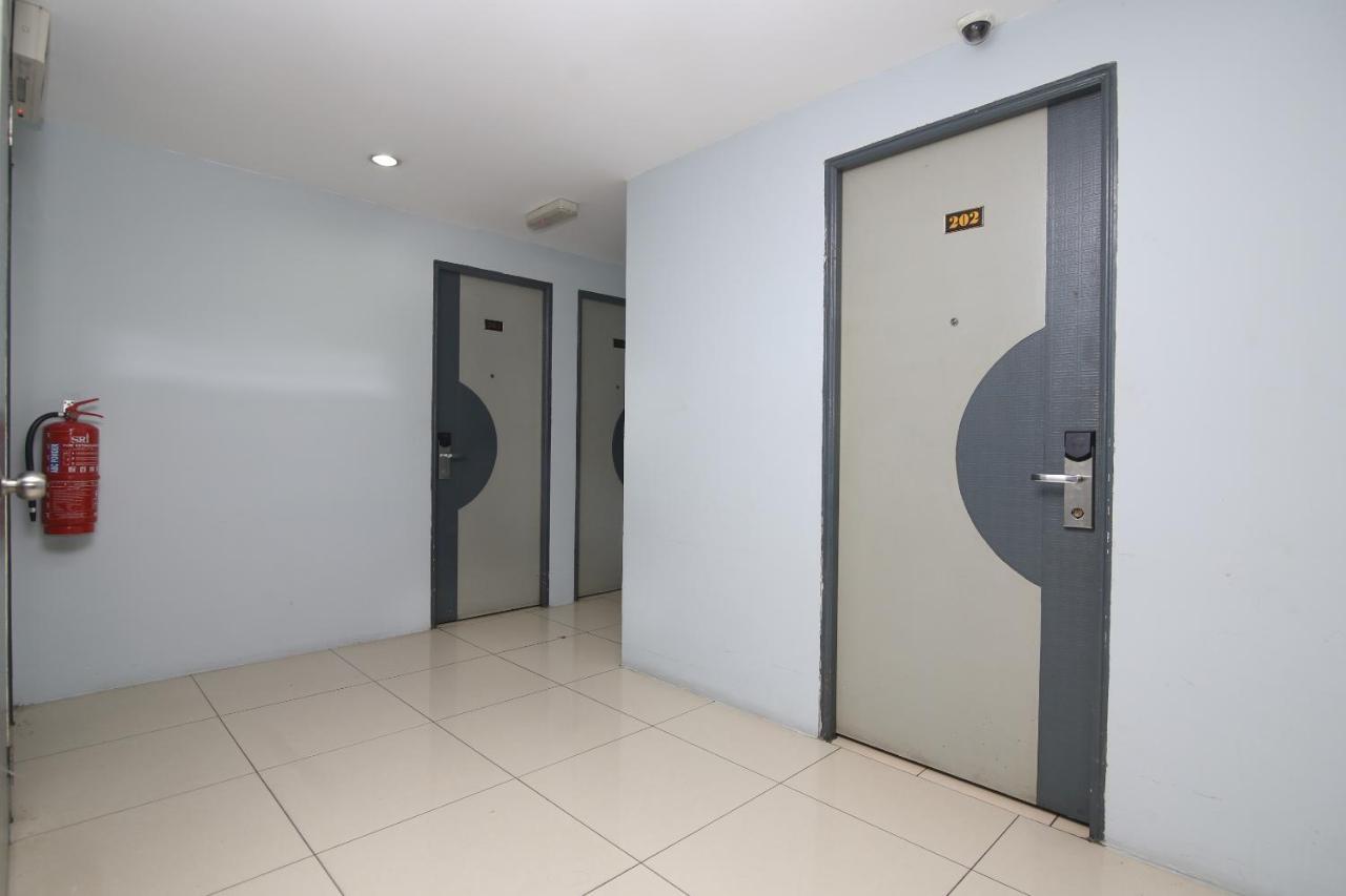 Oyo 90136 Jumbo Inn Кучинг Екстериор снимка