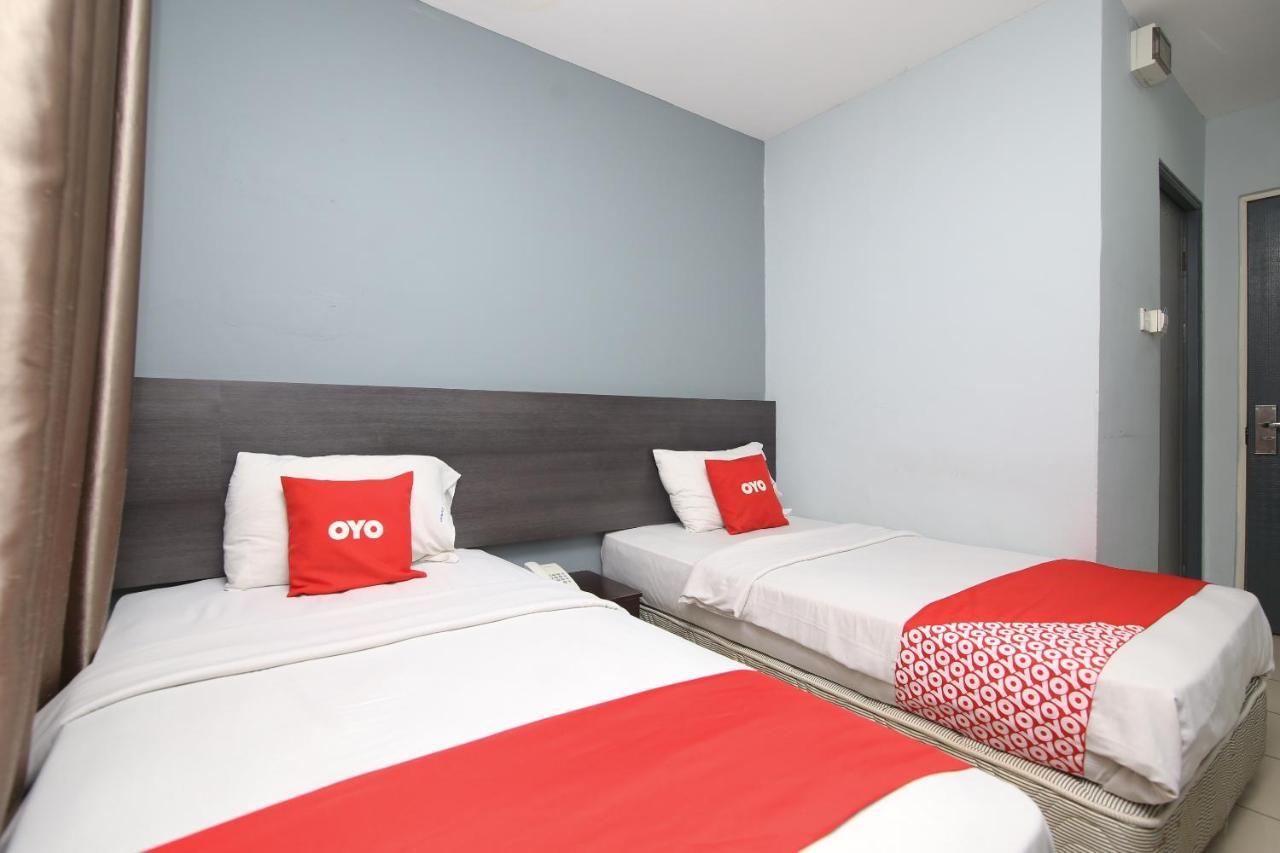 Oyo 90136 Jumbo Inn Кучинг Екстериор снимка