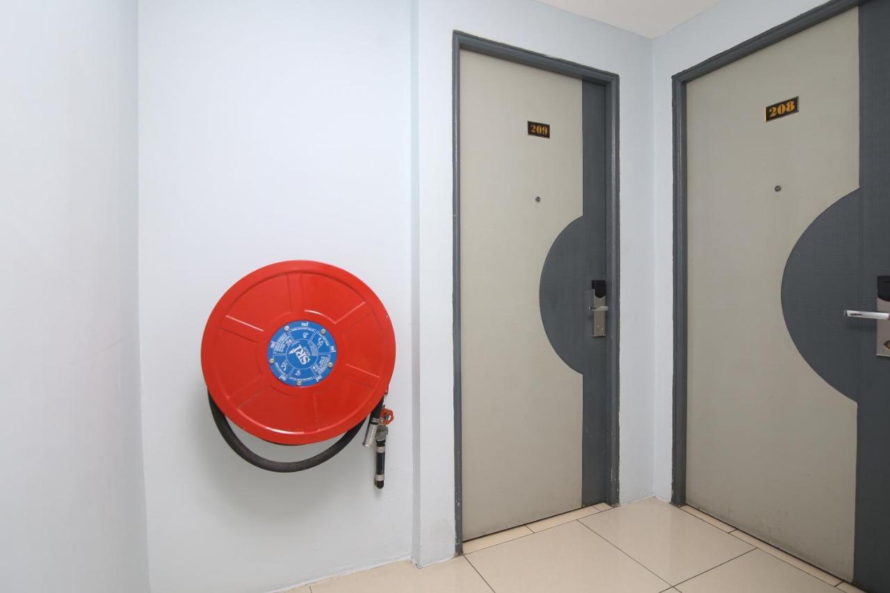 Oyo 90136 Jumbo Inn Кучинг Екстериор снимка