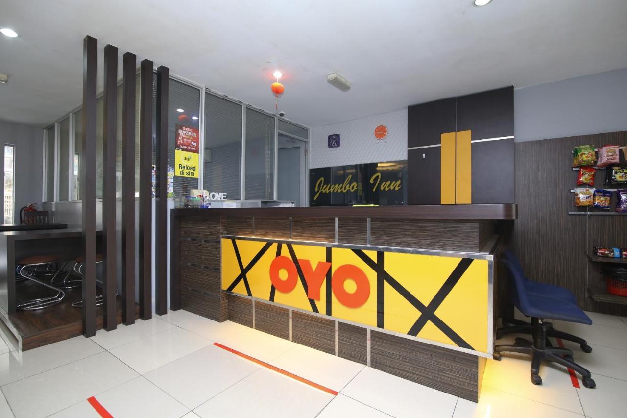 Oyo 90136 Jumbo Inn Кучинг Екстериор снимка