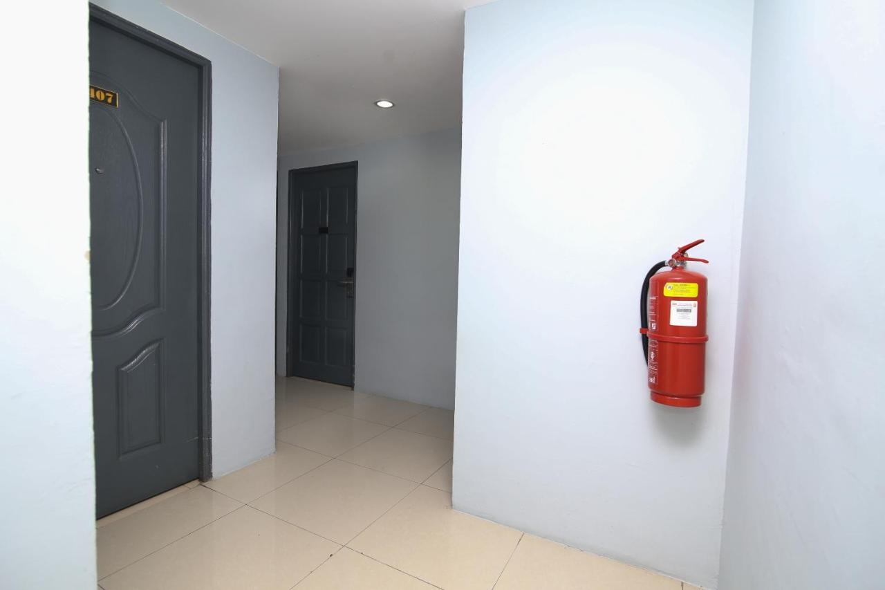 Oyo 90136 Jumbo Inn Кучинг Екстериор снимка