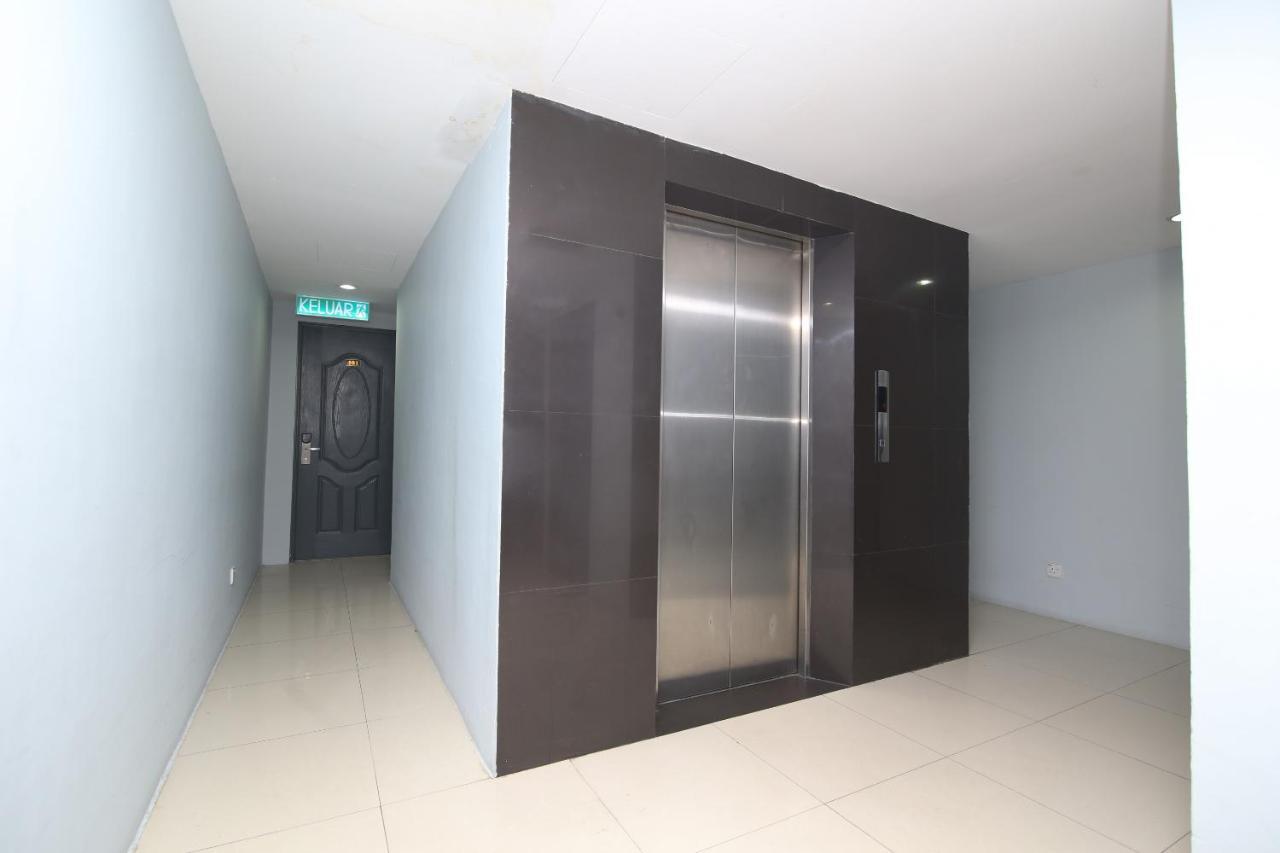 Oyo 90136 Jumbo Inn Кучинг Екстериор снимка