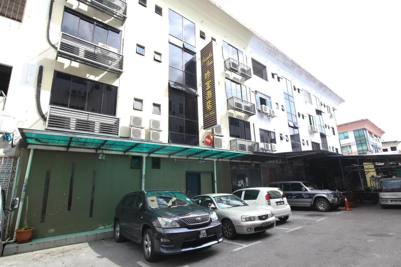 Oyo 90136 Jumbo Inn Кучинг Екстериор снимка