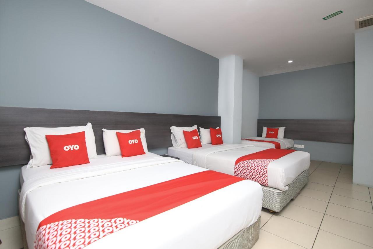 Oyo 90136 Jumbo Inn Кучинг Екстериор снимка