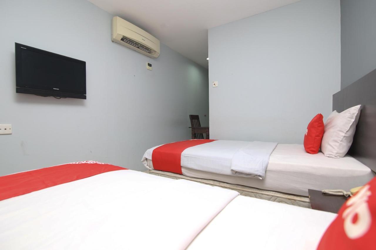 Oyo 90136 Jumbo Inn Кучинг Екстериор снимка