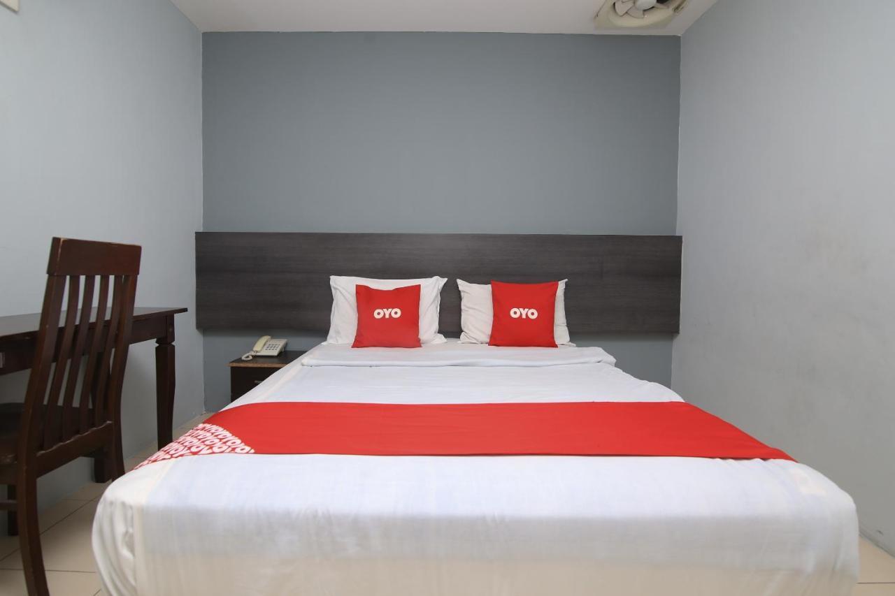 Oyo 90136 Jumbo Inn Кучинг Екстериор снимка