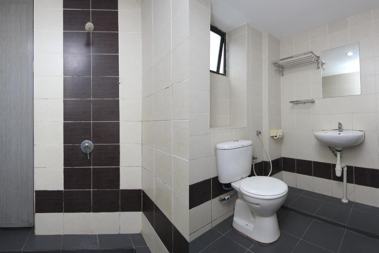 Oyo 90136 Jumbo Inn Кучинг Екстериор снимка