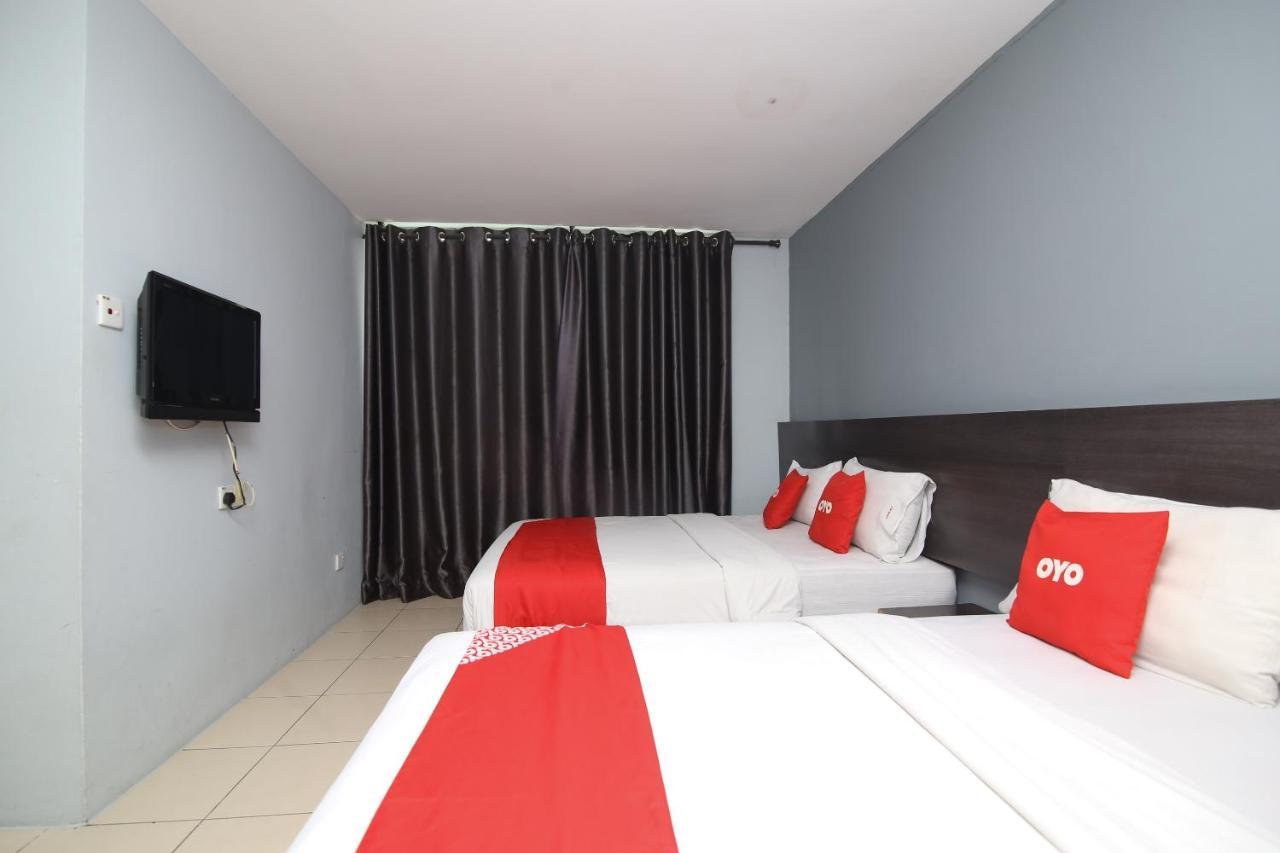 Oyo 90136 Jumbo Inn Кучинг Екстериор снимка