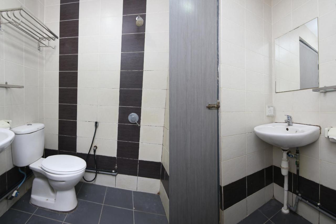 Oyo 90136 Jumbo Inn Кучинг Екстериор снимка