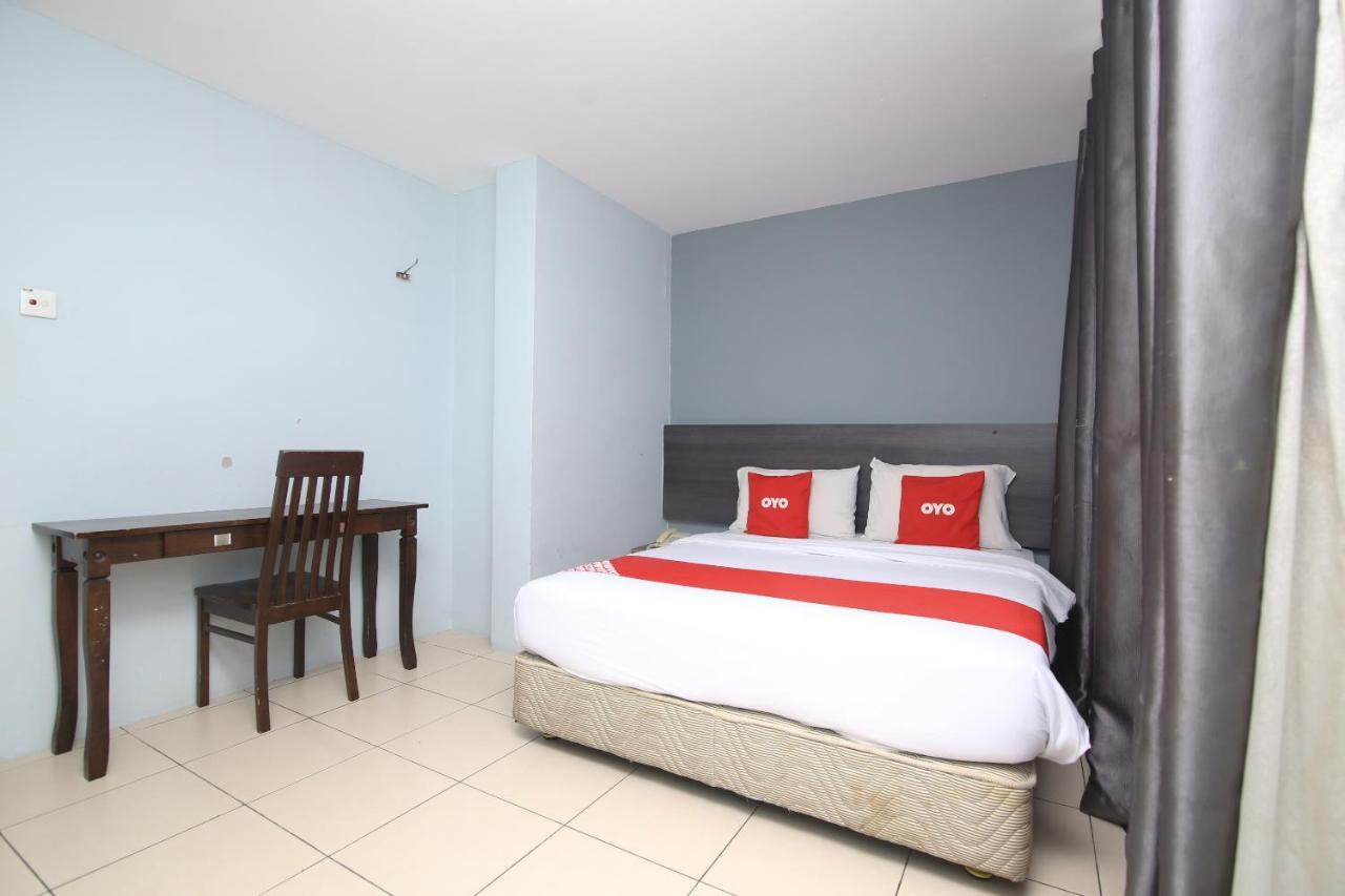 Oyo 90136 Jumbo Inn Кучинг Екстериор снимка