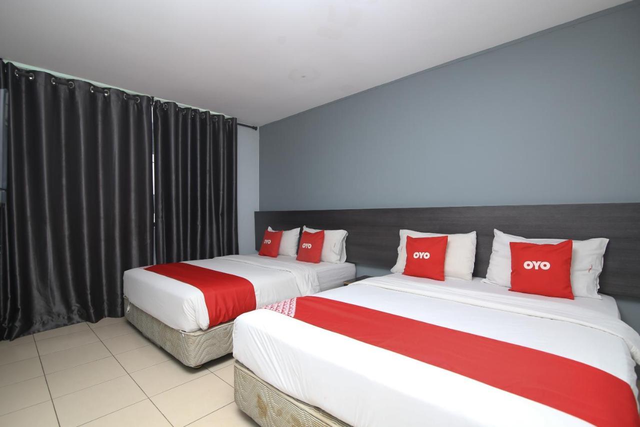 Oyo 90136 Jumbo Inn Кучинг Екстериор снимка