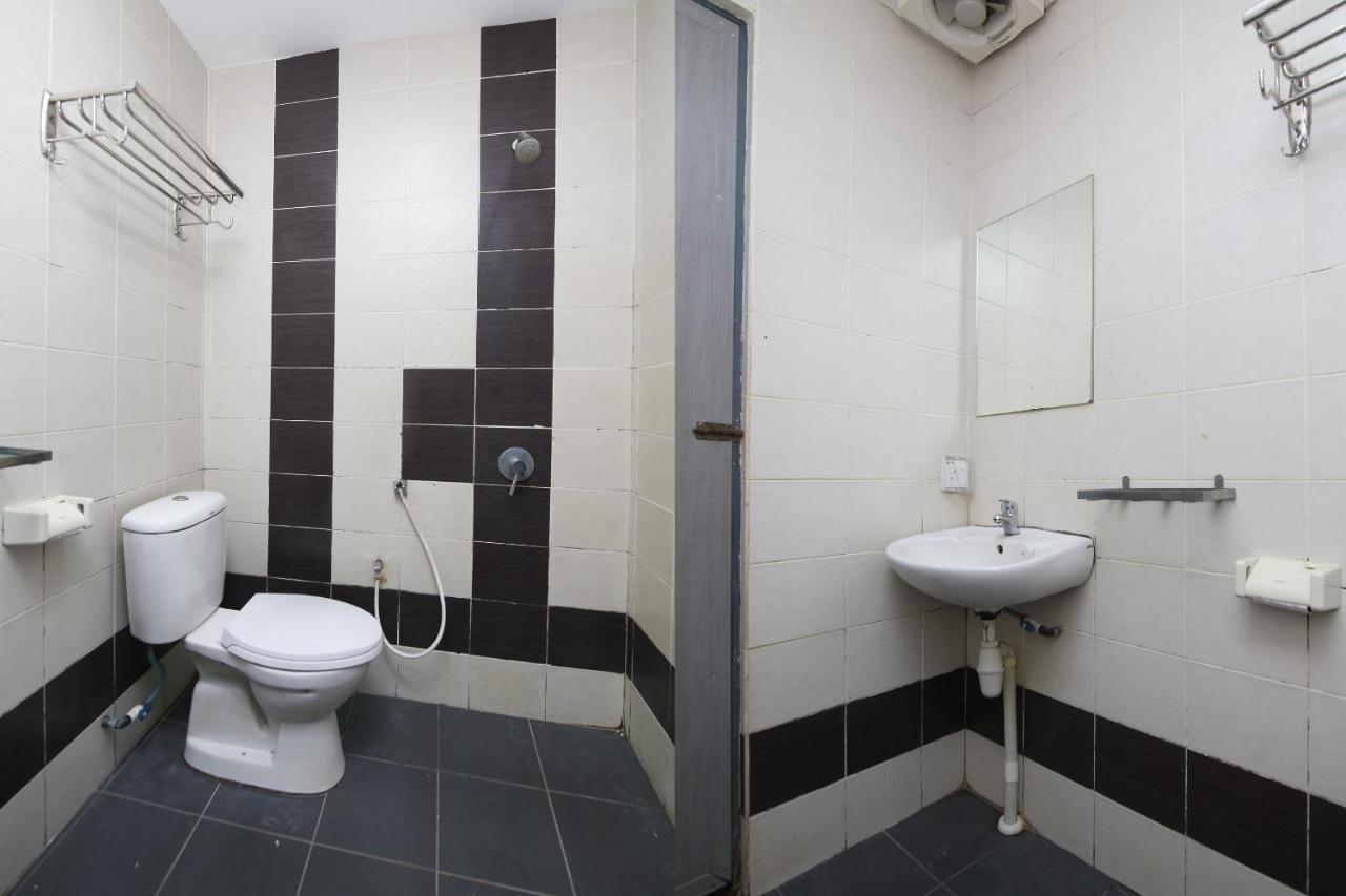 Oyo 90136 Jumbo Inn Кучинг Екстериор снимка