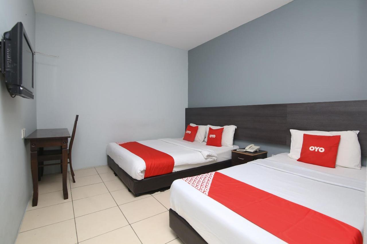 Oyo 90136 Jumbo Inn Кучинг Екстериор снимка