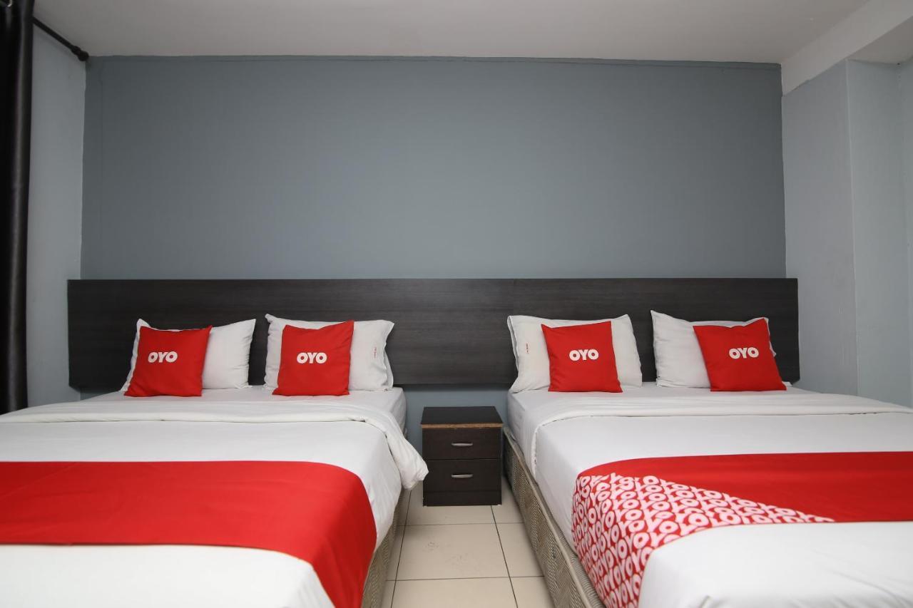 Oyo 90136 Jumbo Inn Кучинг Екстериор снимка