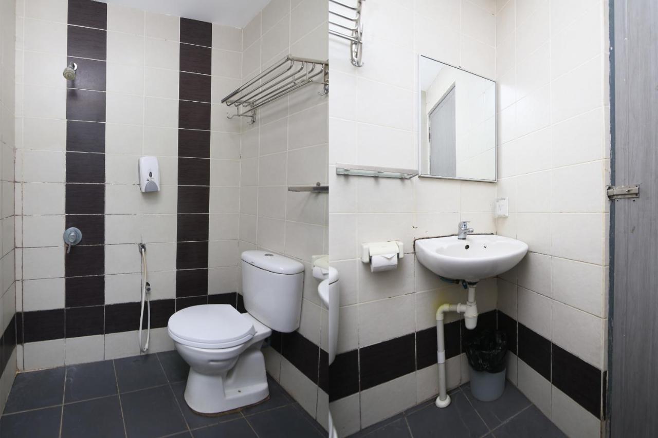 Oyo 90136 Jumbo Inn Кучинг Екстериор снимка