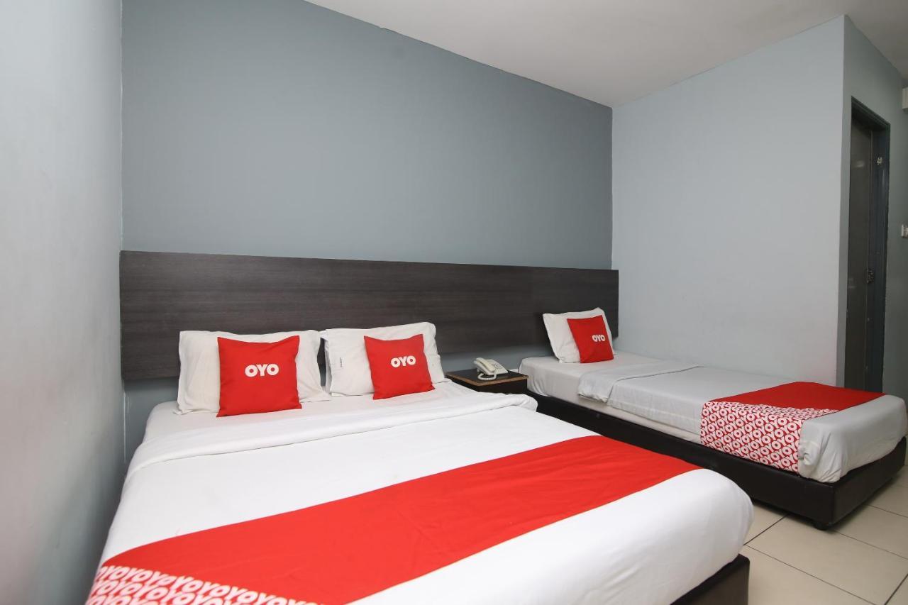 Oyo 90136 Jumbo Inn Кучинг Екстериор снимка