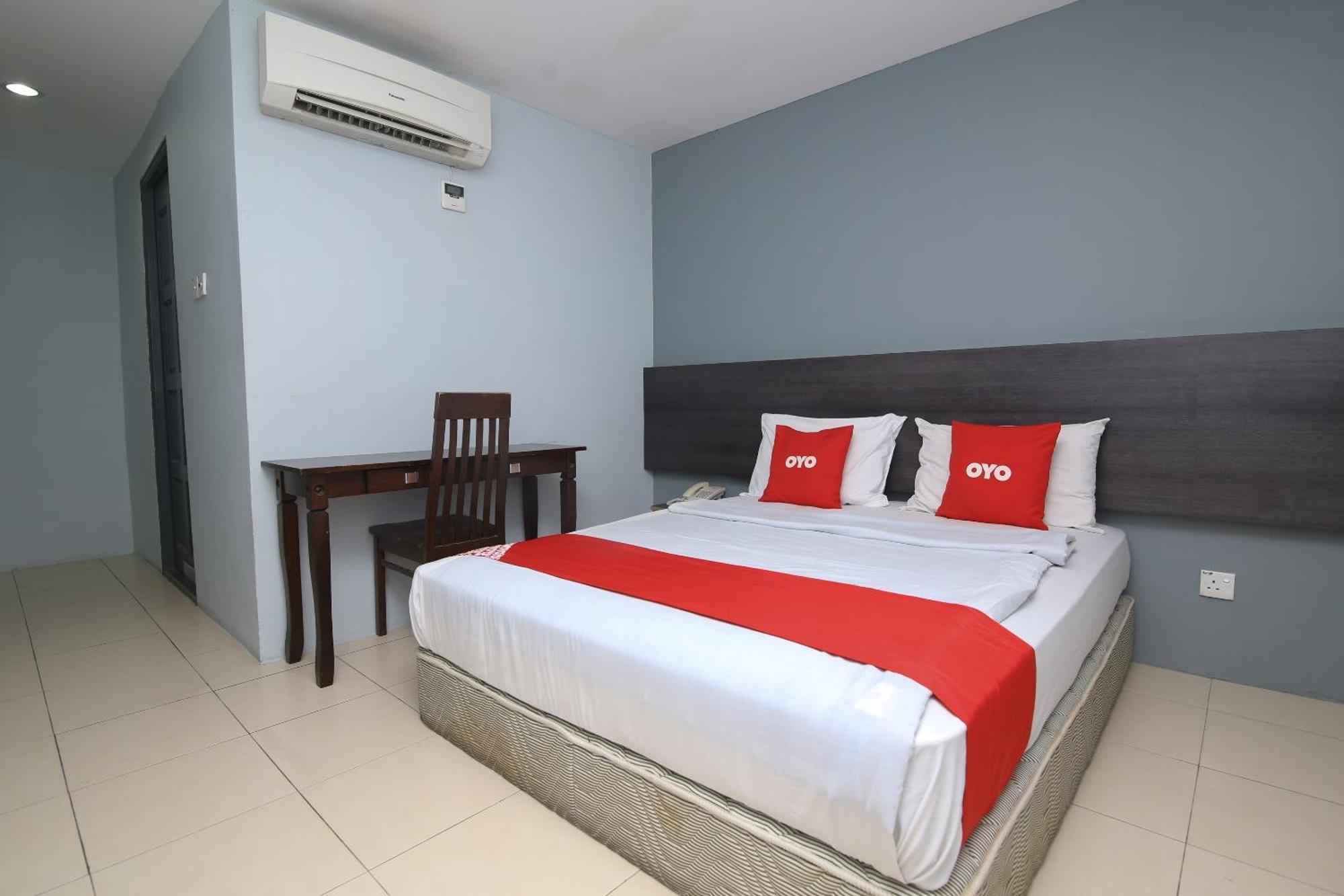 Oyo 90136 Jumbo Inn Кучинг Екстериор снимка