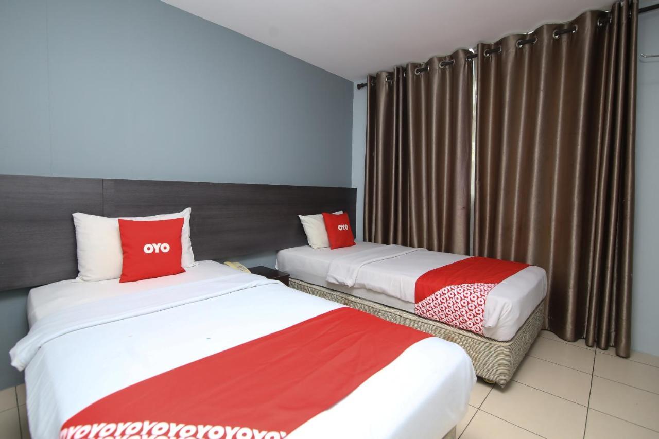 Oyo 90136 Jumbo Inn Кучинг Екстериор снимка