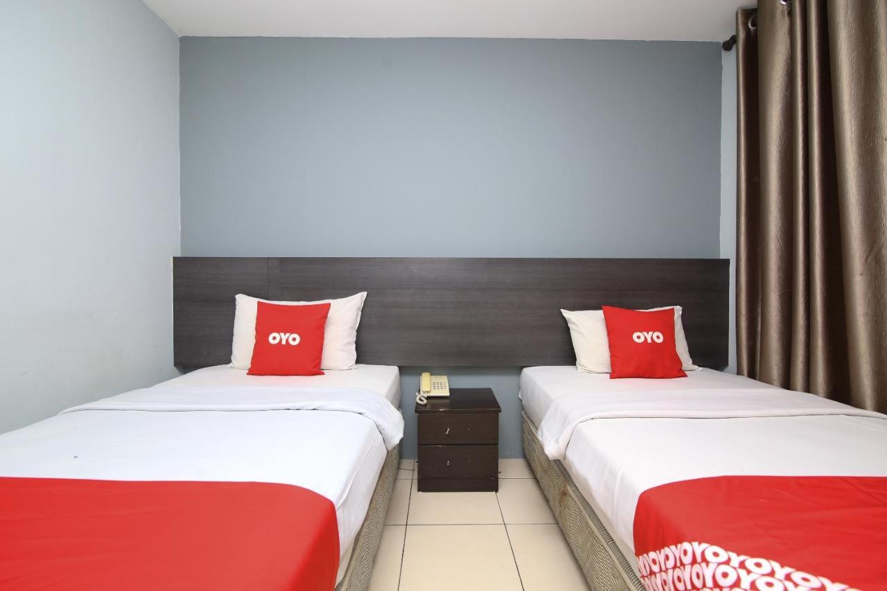 Oyo 90136 Jumbo Inn Кучинг Екстериор снимка