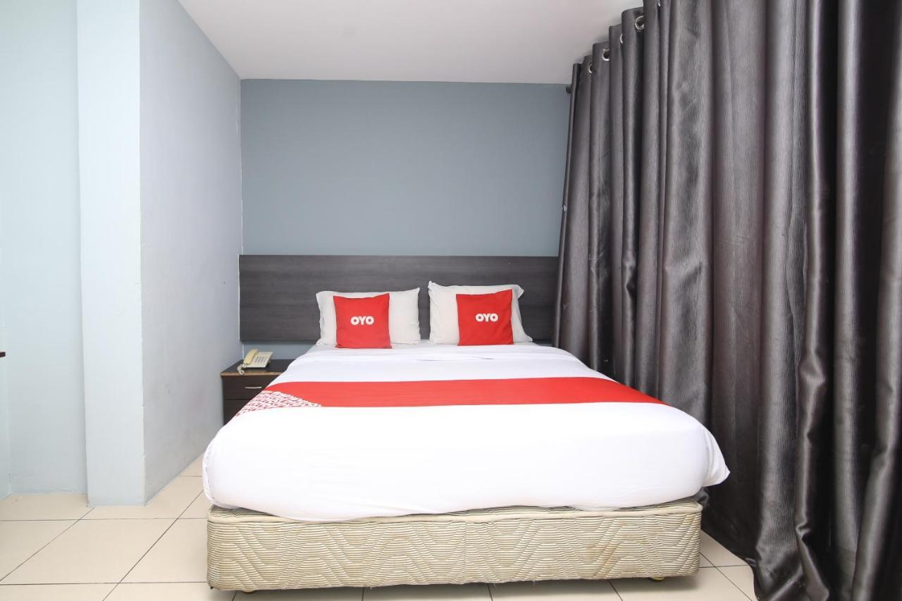 Oyo 90136 Jumbo Inn Кучинг Екстериор снимка