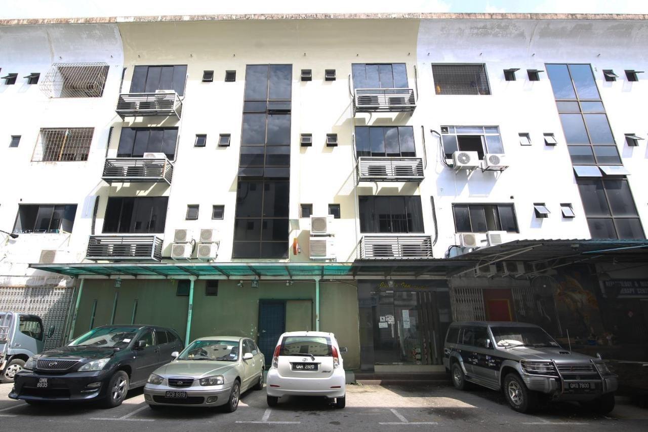 Oyo 90136 Jumbo Inn Кучинг Екстериор снимка