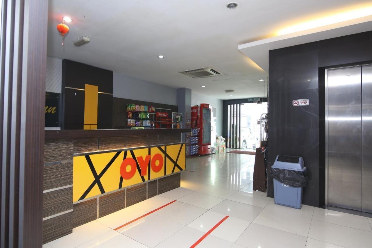 Oyo 90136 Jumbo Inn Кучинг Екстериор снимка