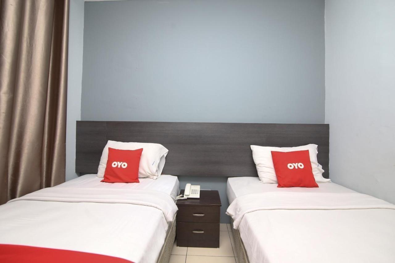 Oyo 90136 Jumbo Inn Кучинг Екстериор снимка