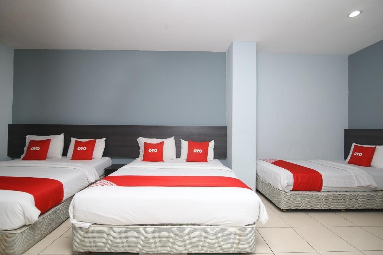 Oyo 90136 Jumbo Inn Кучинг Екстериор снимка